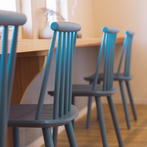 イートインスペースのブルーの椅子