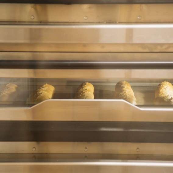 オーブンで焼き上がりを待つぱん