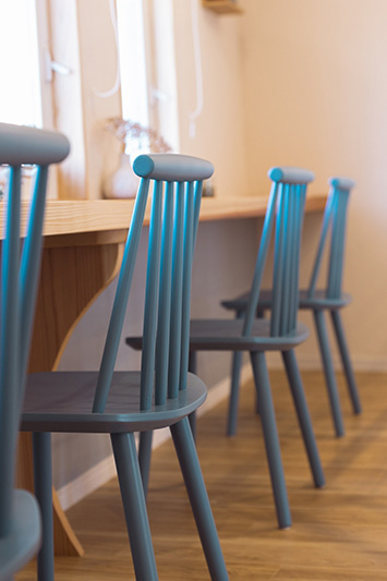 イートインスペースのブルーの椅子