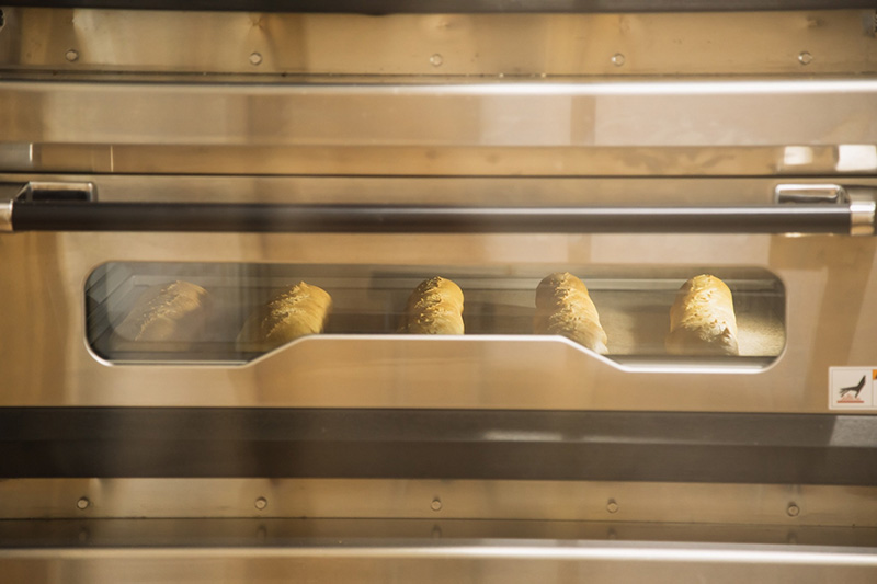 オーブンで焼き上がりを待つぱん